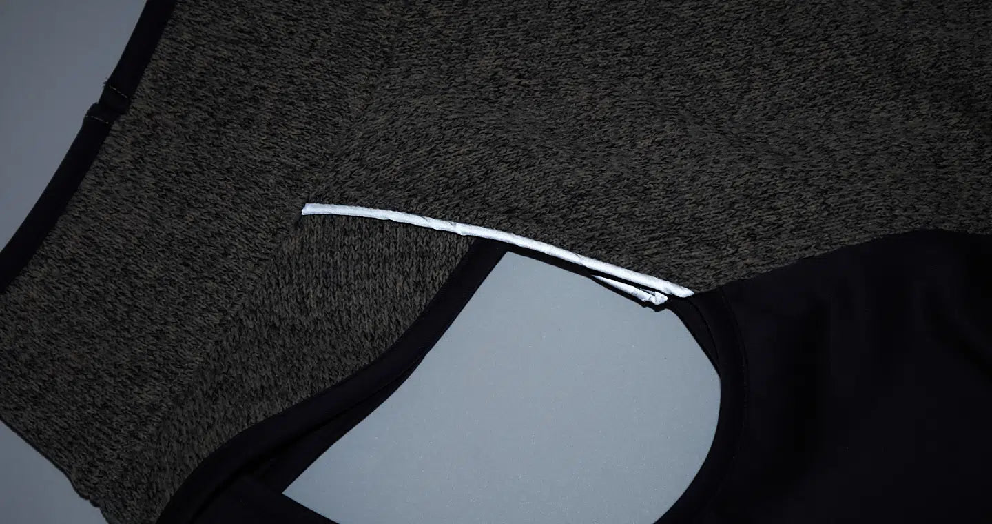 夜間の視認性を高める反射素材付き犬用ウェア