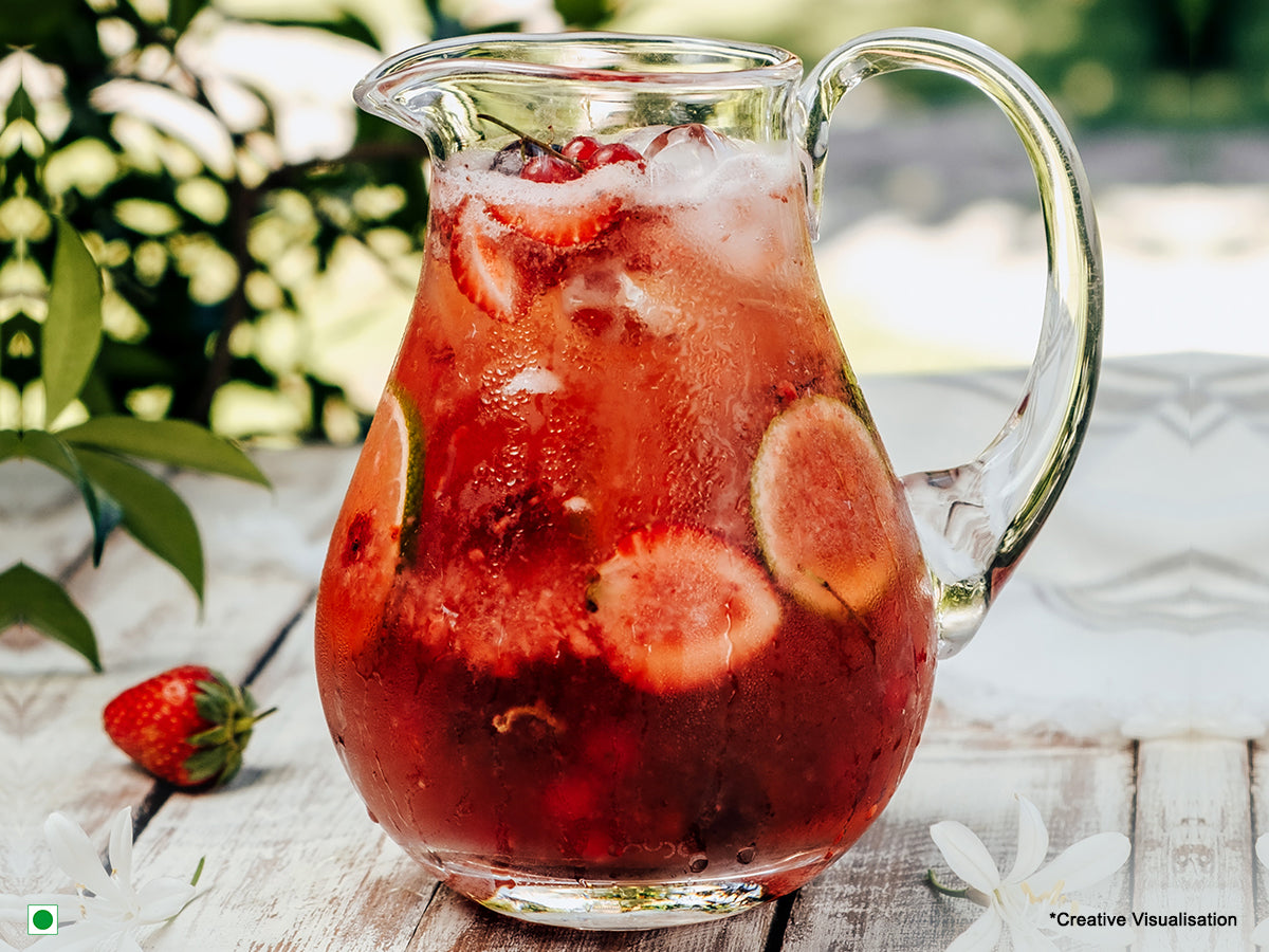 Iced tea with strawberry and lime <title>Fruit Iced Tea</title>