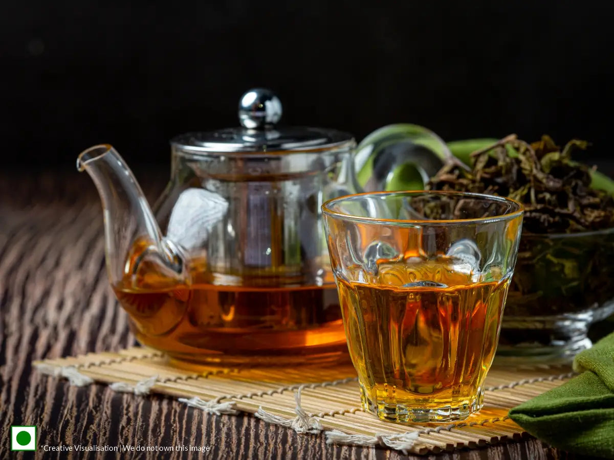  An image of oolong tea in a teapot, glass and bowl.