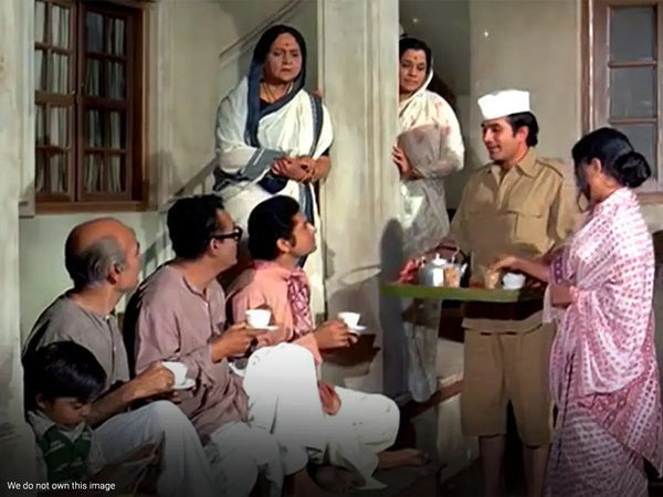 The chai scene in Bawarchi