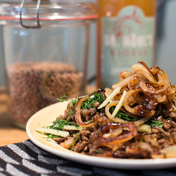 teller linsensalat mit kräutern und gerösteten zwiebeln