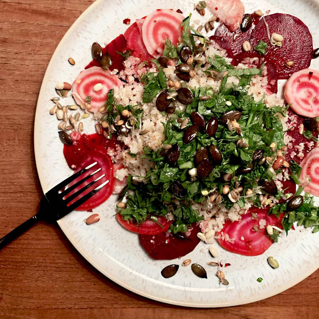 Rote Beete Salat mit schnellem leckerem Salatdressing und Kürbiskernen