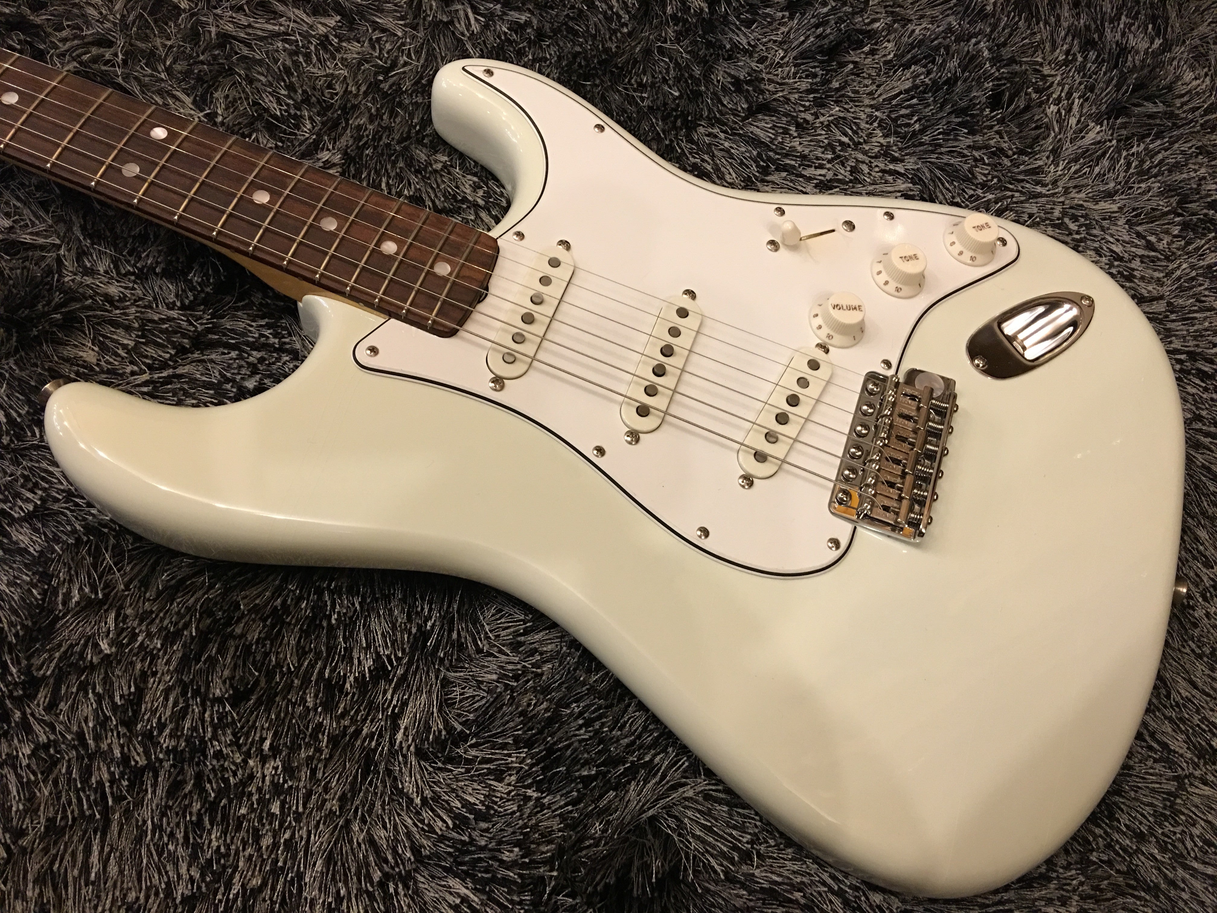 White stratocaster. Fender Stratocaster Olympic White. Fender Stratocaster белый. Fender American Standard Stratocaster Olympic White 2007. Fender American Vintage.