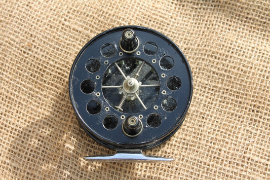 https://cdn.shopify.com/s/files/1/0687/7246/2872/products/AllcockAerialCentrepinVintageCarpFishingReel1.jpg?v=1670790496&width=533