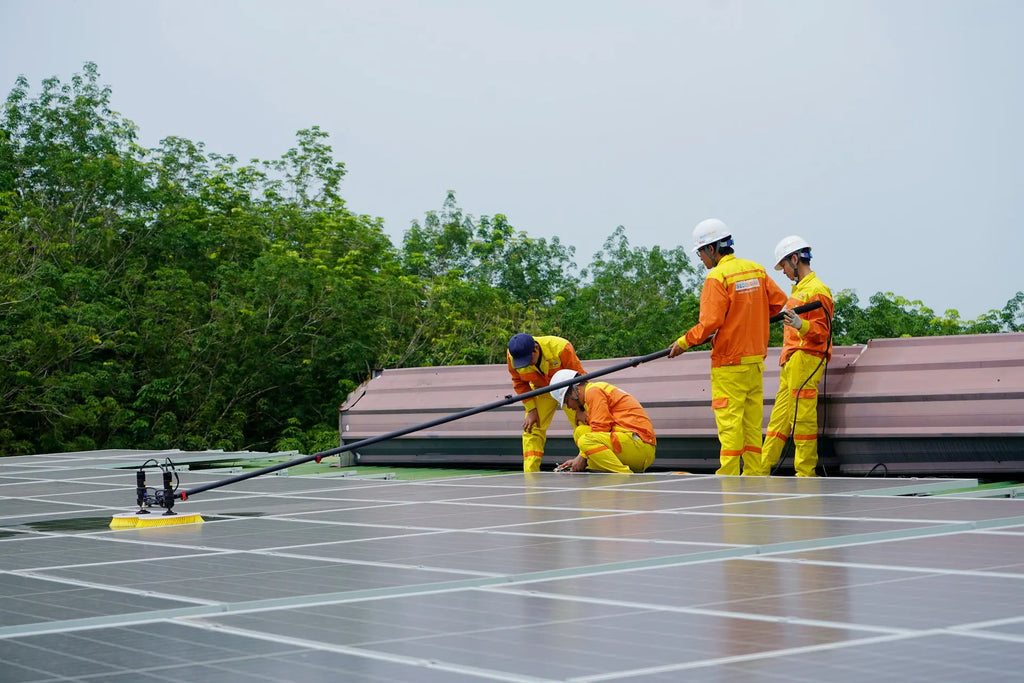 Männer reinigen Solarmodule