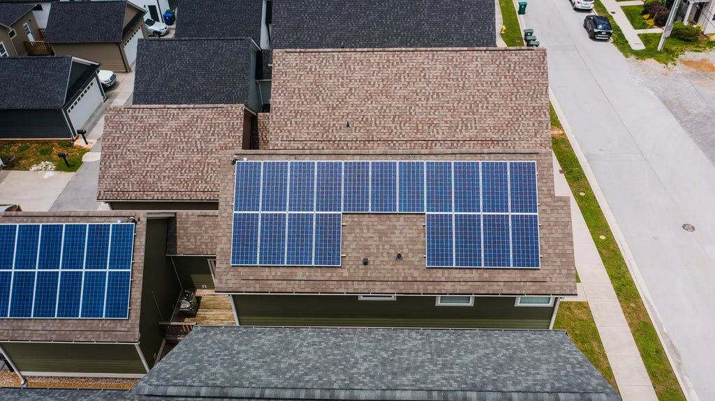 Solarpanels auf dem Dach installiert