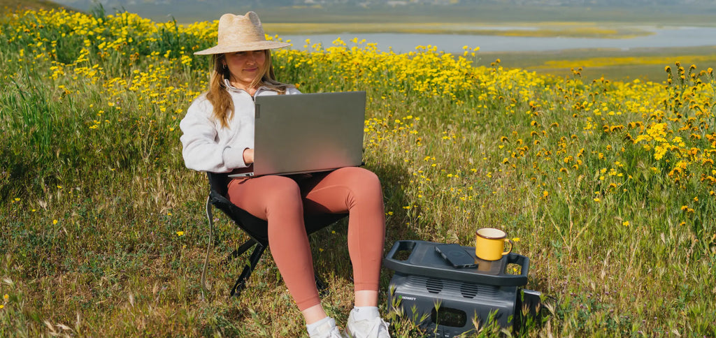 Eine Frau mit Growatt Solarbatterie / Stromspeicher im Freien