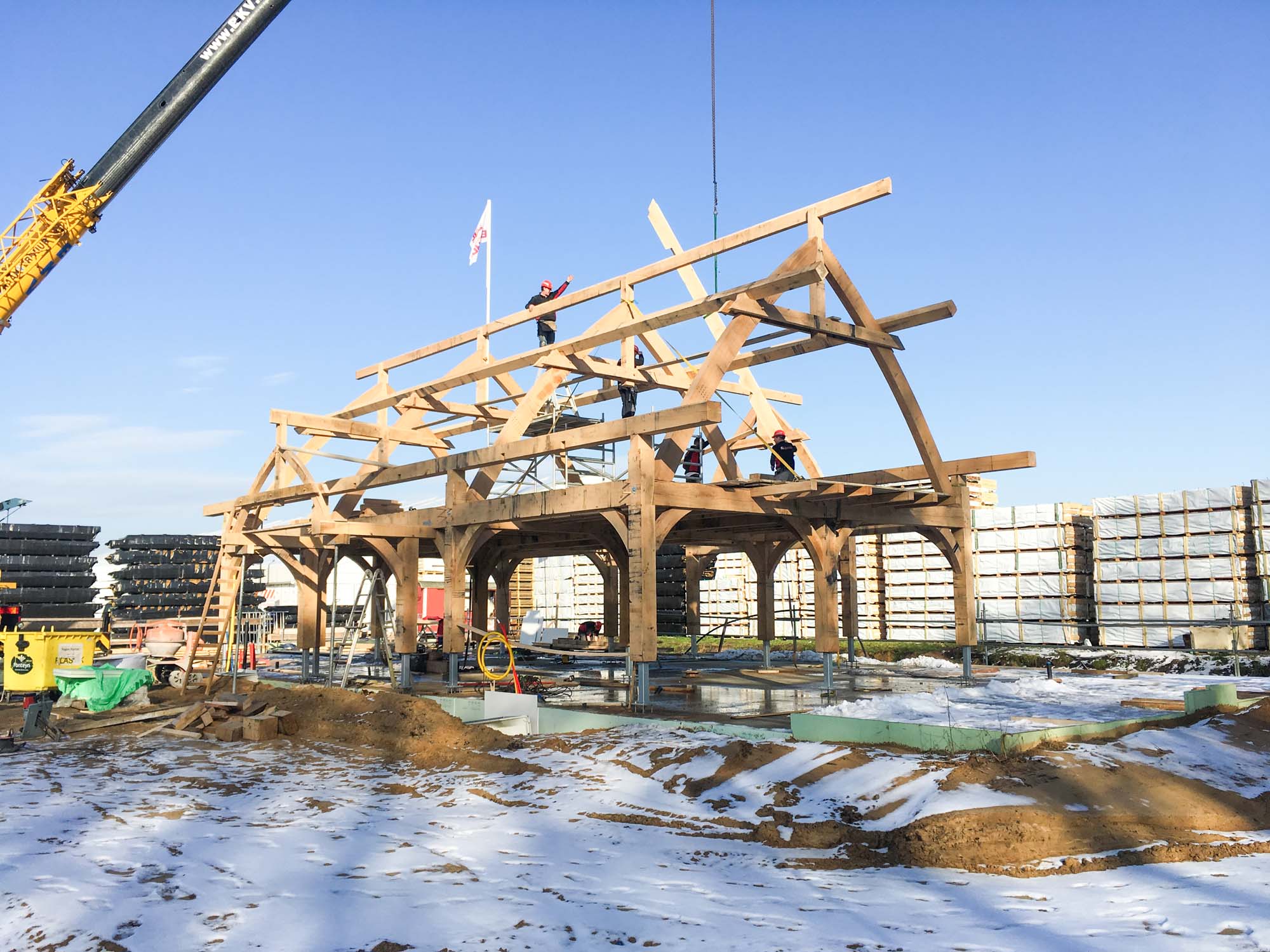 Skelet van een huis met eikenhouten gebinten en pen-gat verbindingen, gezien vanuit een andere hoek in traditionele houtbouwstijl