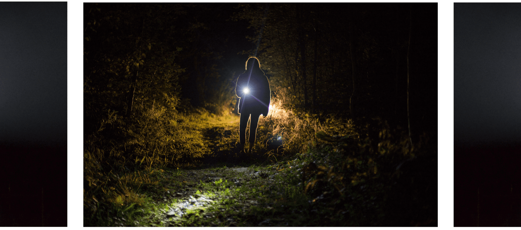 אדם מחזיק פנס יד במהלך הלילה, על מנת להאיר את הדרך בטיול בשטח