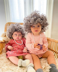 Deux bébés déguisés en mamies