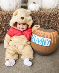 bébé déguisé en Winnie l'ourson avec son pot de miel