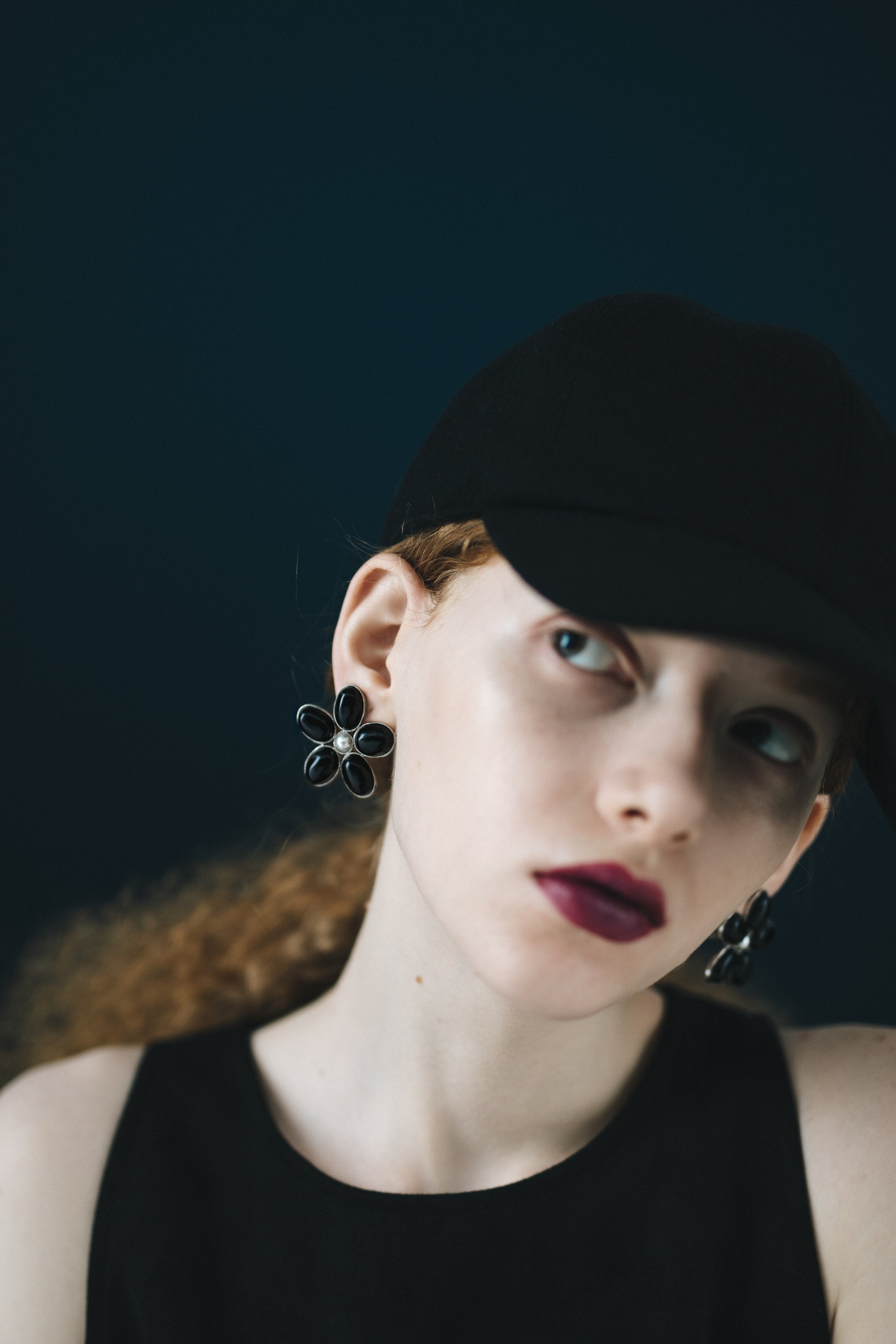   fog cashmere cap  black ¥19,800   Margaret earring black ¥17,600   