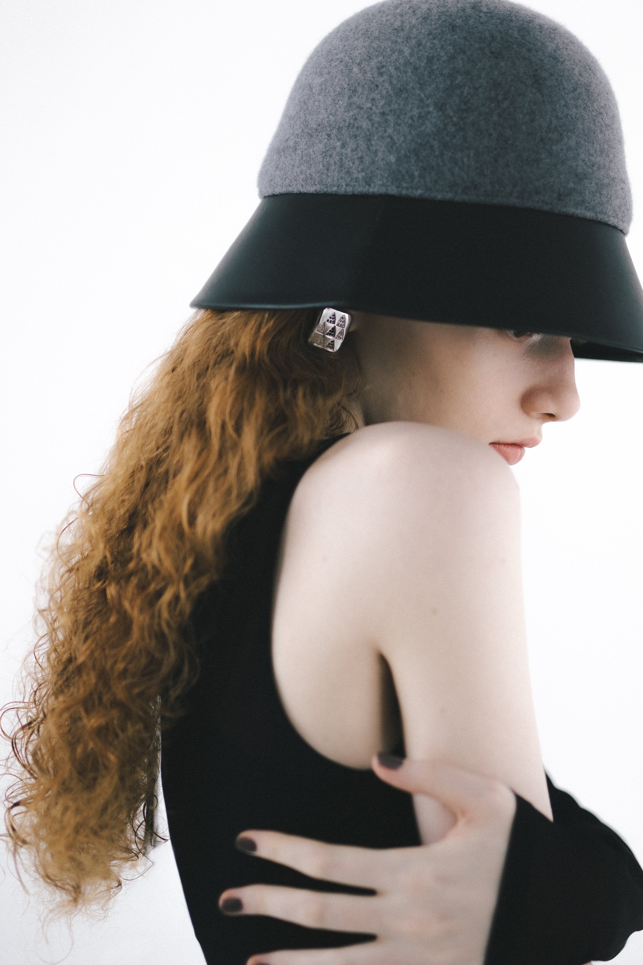   Kate earring ¥17,600   shade hat black ¥22,000  