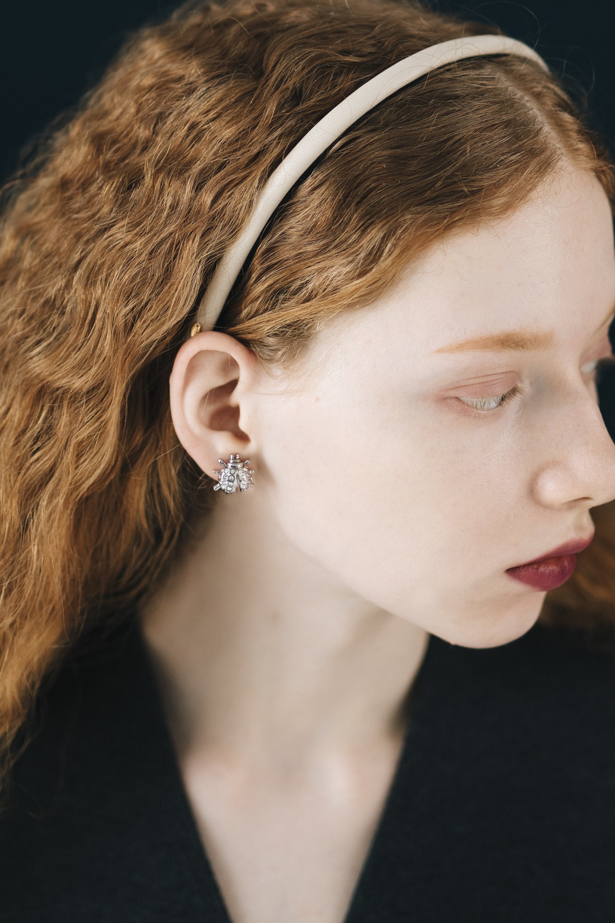   lady bird earring ¥13,200   nocturne head band beige ¥6,050  