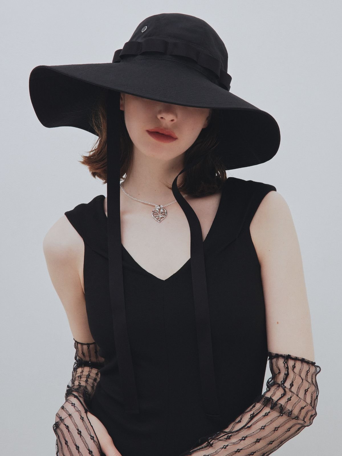 hike wide hat  black  ¥24,200 税込    saffron crystal necklace  ¥16,500 税込