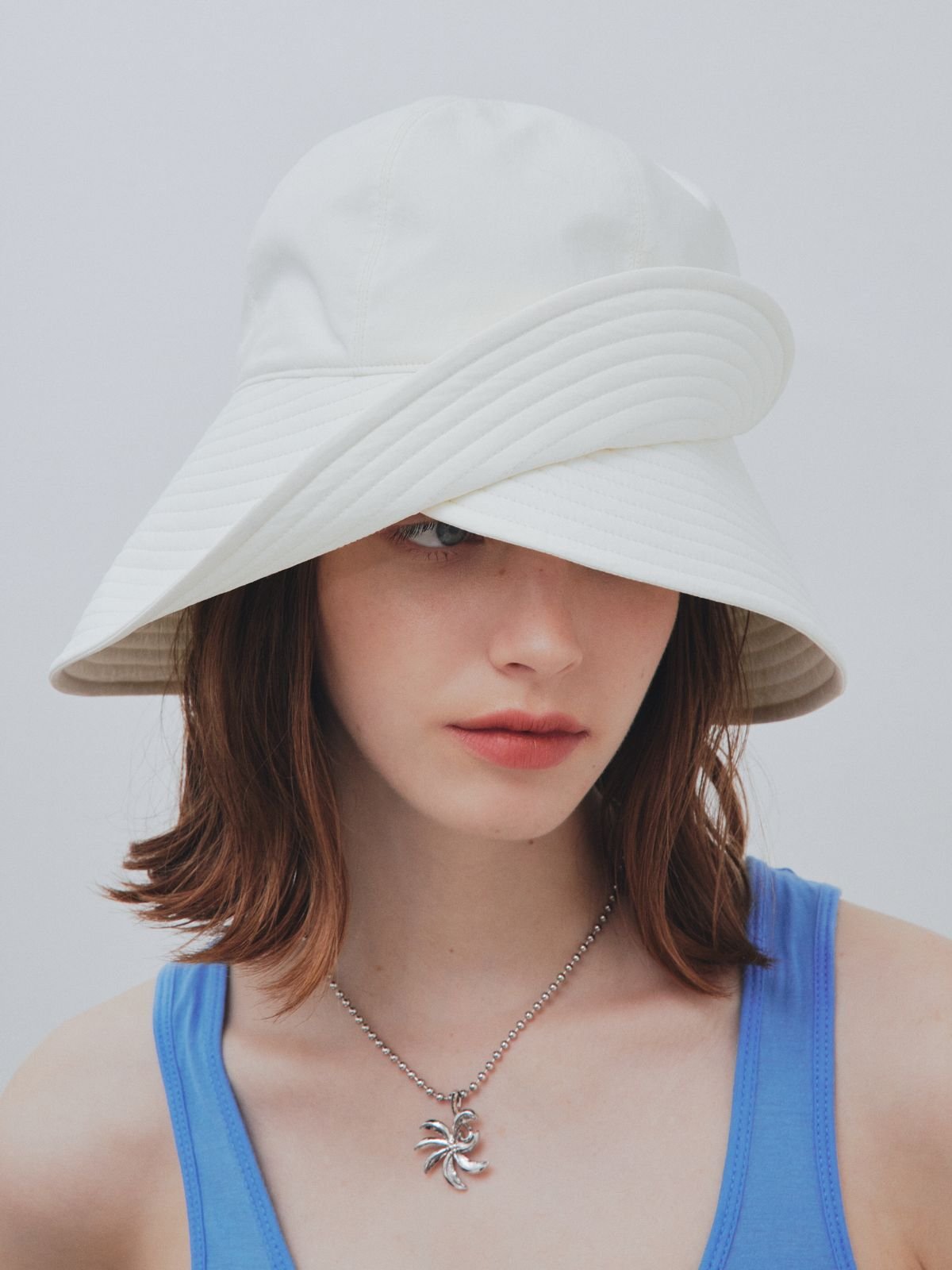 petal hat  white  ¥17,600 税込    anis necklace  ¥15,400 税込
