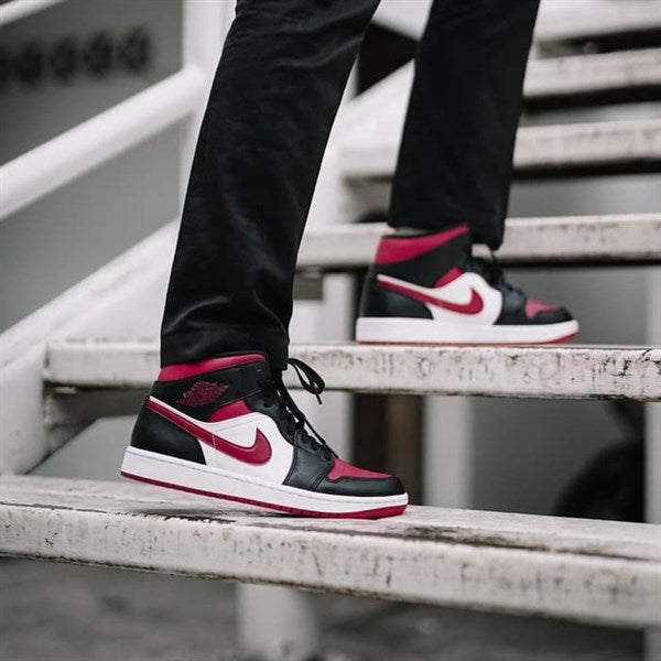 jordan 1 mid bred toes