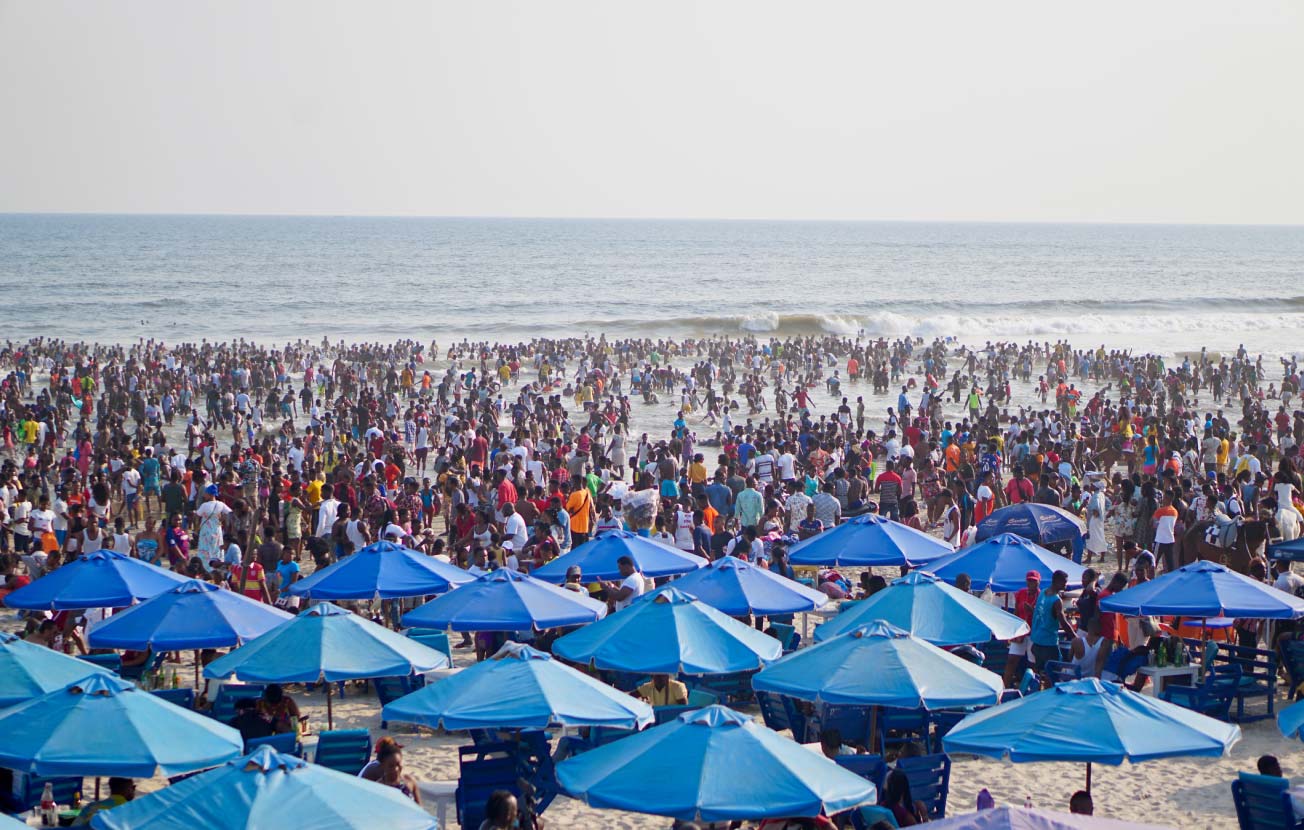 Alt: Crowds gathered at La Pleasure Beach (Labadi Beach) in Ghana.