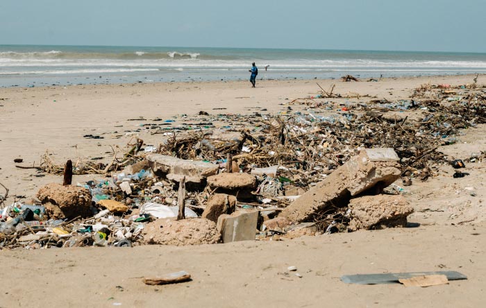 Alt: Trash and pollution at La Pleasure Beach (Labadi Beach) in Ghana.