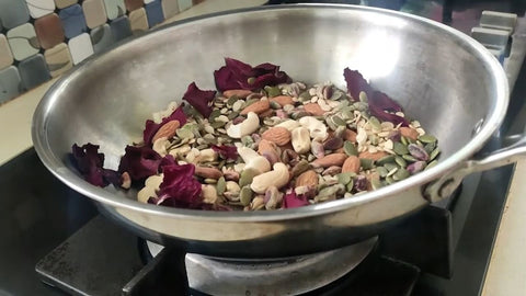 Take 30g of cashew, 30g of almond, 30g of pistachios, 20g of watermelon seeds, 20g of pumpkin seeds, and a few dried rose petals.