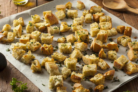 Croutons zijn een gemakkelijke manier om oud brood om te toveren tot een smakelijke toevoeging aan salades of soepen.