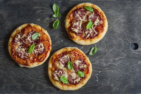 Mini-pizza's met groenten en kaas.