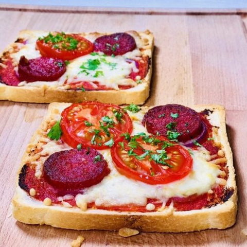 Broodpizza is een eenvoudig en lekker gerecht dat perfect is voor het opmaken van restjes brood.