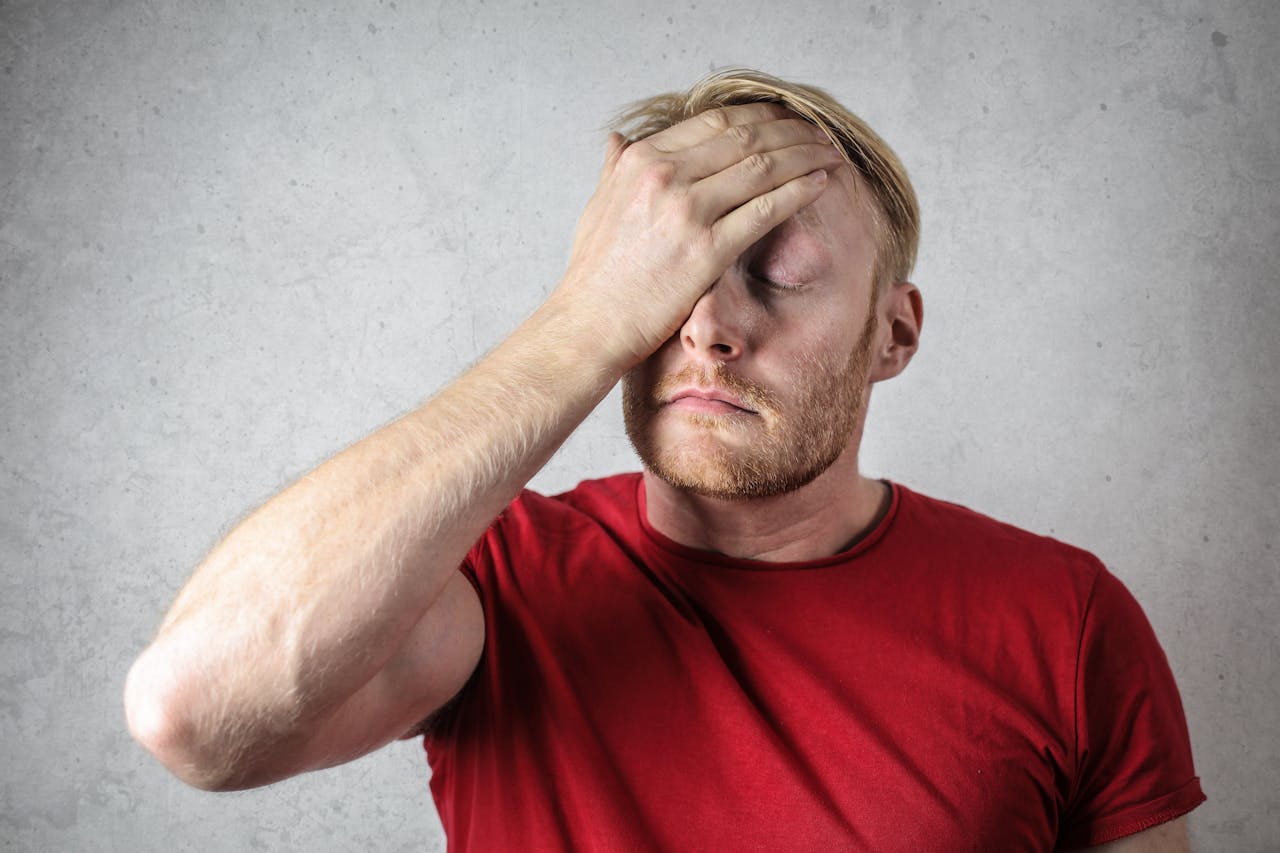 Uomo che mostra disagio fisico, possibile effetto indesiderato legato alle controindicazioni di Tadalafil.