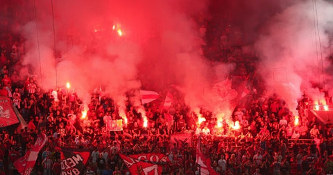 Ultras die Pyrotechnik zünden die Fans sind vom Klub Olympiakos Pirea