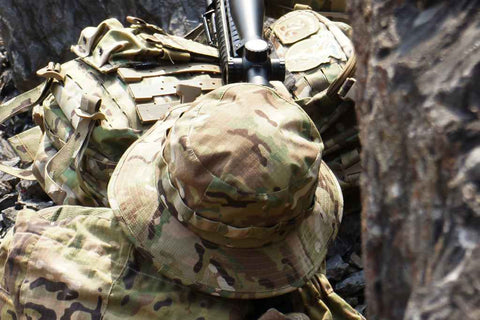 Un militaire porte une tenue camouflage complète.