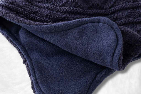 Bonnet Péruvien Bleu pour bébé et enfant en détails.