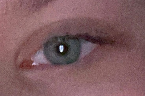 Ich habe so viele verschiedene Kontaktlinsen ausprobiert und diese sind die einzigen, die meine blauen Augen wirklich vollständig abdecken. Ich bin jetzt viel selbstbewusster und so glücklich damit, wie sie aussehen!