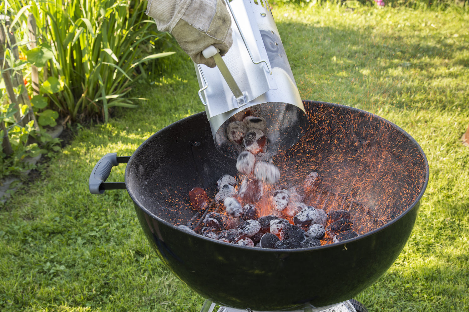 How to light a charcoal grill: simple methods to follow
