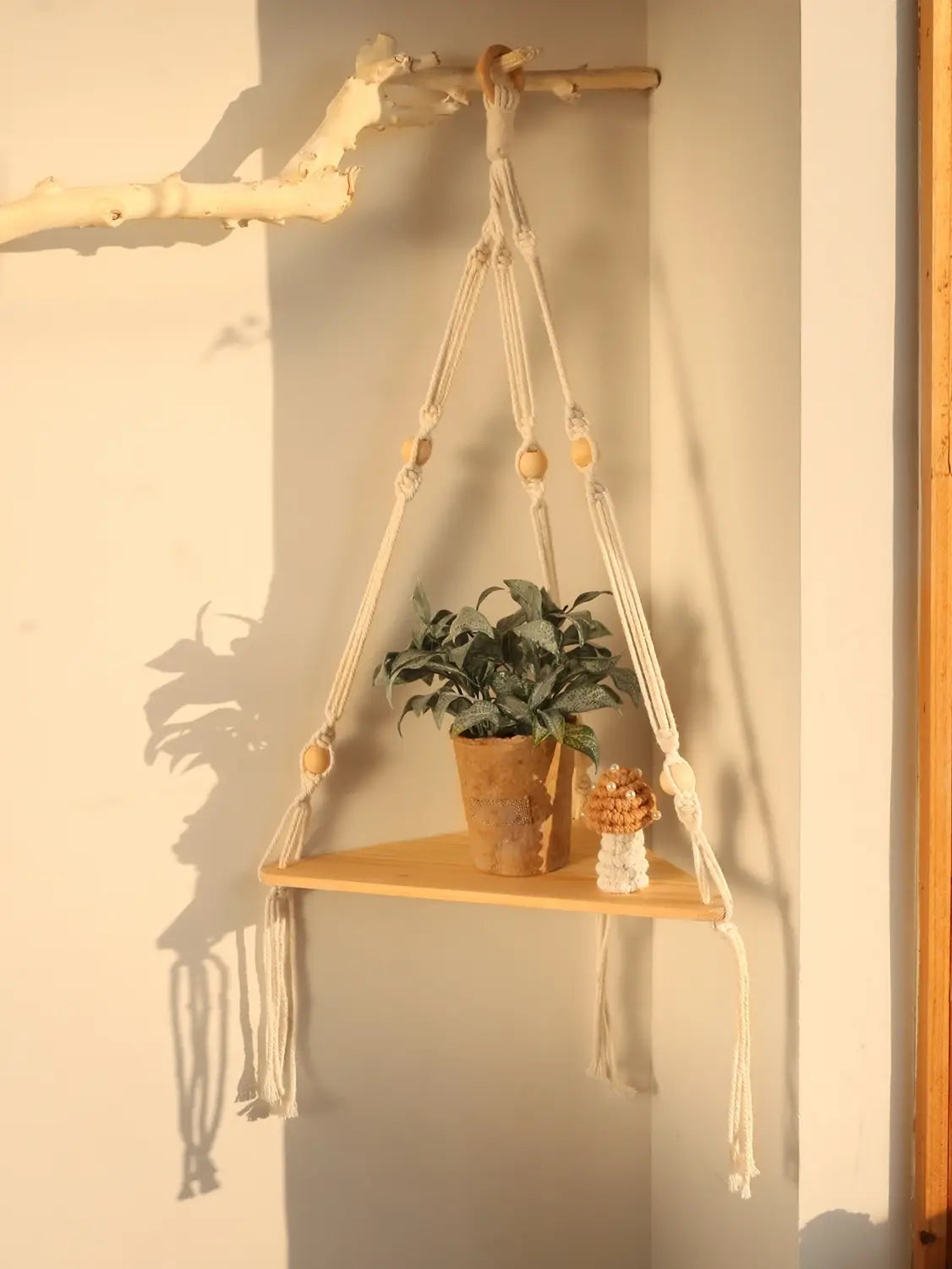 Estante esquinero de madera con macramé - Decoración de pared estilo boho