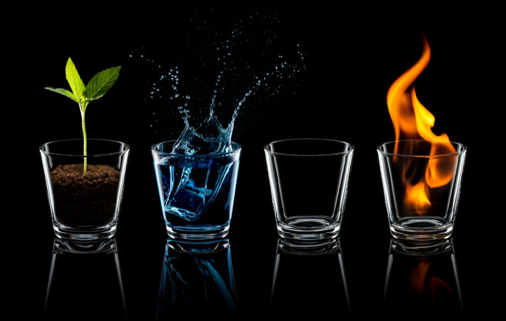 verre rempli de terre de feu et de l'eau