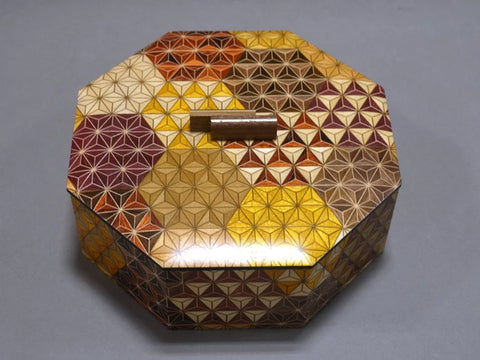 亀甲紋をあしらった箱根寄木細工の菓子器