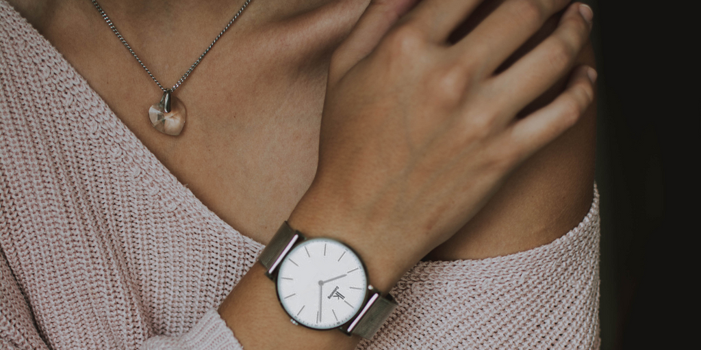 Femme portant une montre au poignet