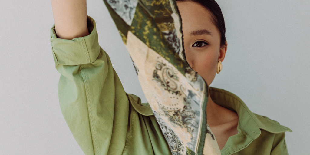 Femme portant un foulard en soie vert