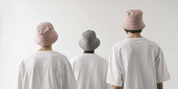 3 hommes avec un tee-shirt blanc portant un bob