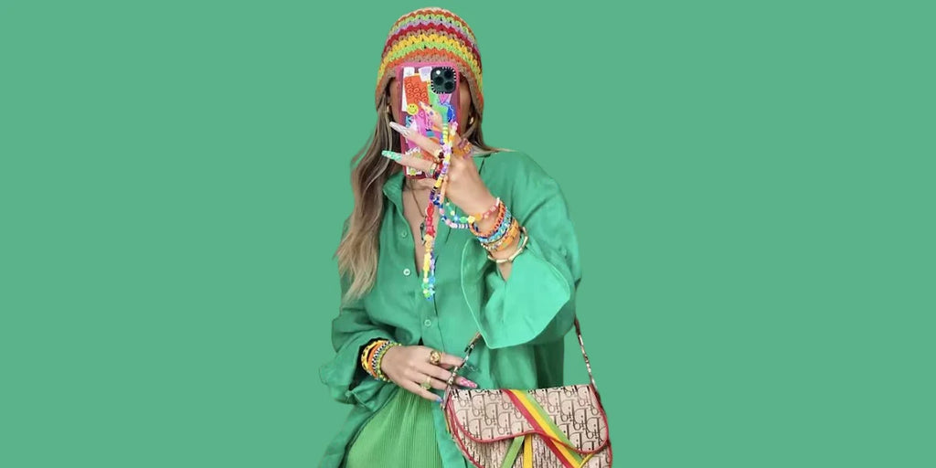 Femme avec un look vert, portant un sac Dior, des accessoires colorés et un bob crochet mutlicolore
