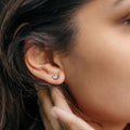 Yolora Dames Oorbellen - Ronde Kalpa Camaka Kristallen - Zilverkleurig - 18K Witgoud Verguld - Vrouwen Oorknoppen Zilver - Oorknopjes - Sieraden - Luxe Giftbox - Geschenkdoos - Cadeau doos - Exclusieve Geschenkverpakking - Mooie Cadeauverpakking - 4491d3b4-b61e-4415-8921-ee5d701617e5_4b7252ff-1c69-43bf-b096-c60f270d9218
