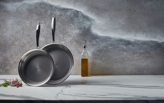 Resto Altair Koekenpan – Ø26 cm – Tri-Ply RVS – Honeycomb Antiaanbaklaag – Inductie – Ovenbestendig - b072f52bc391395142b1c6b512f9c1e077422a6d_Enriched_product_image