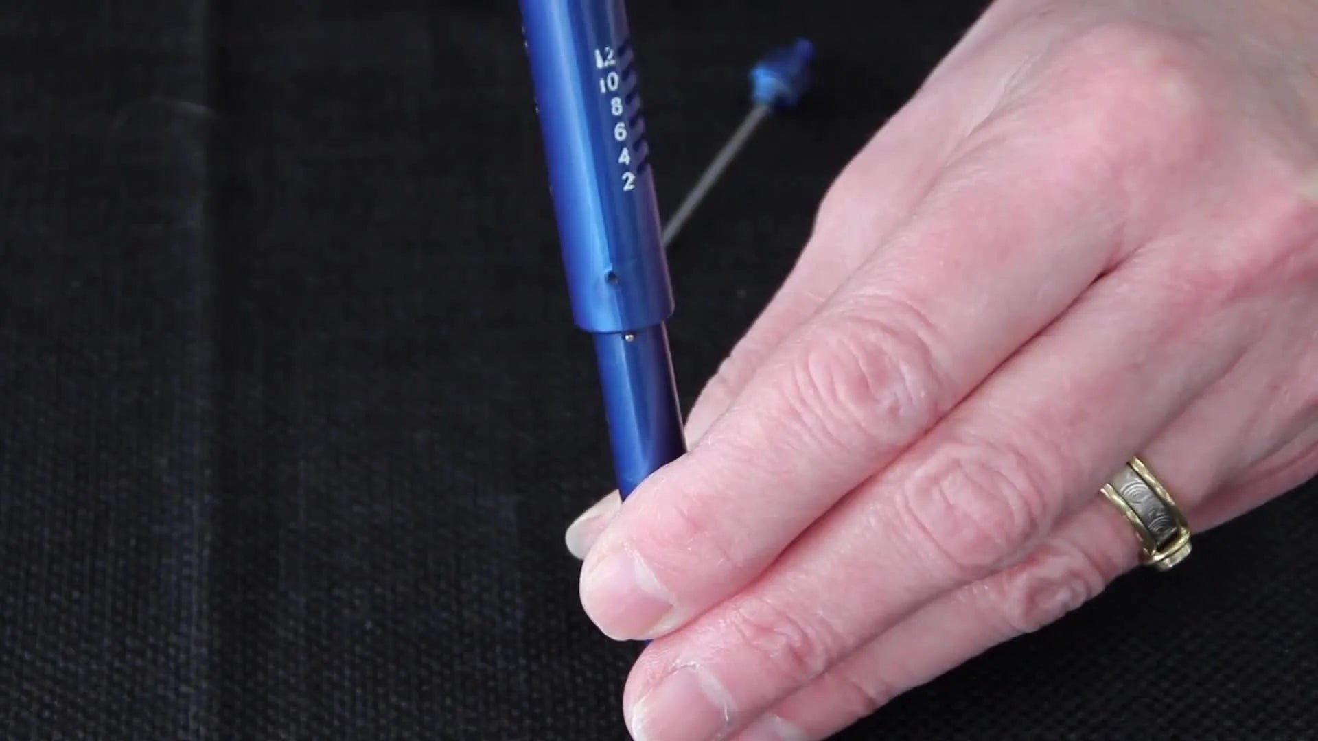 Punch needle with loop height set to position '2'