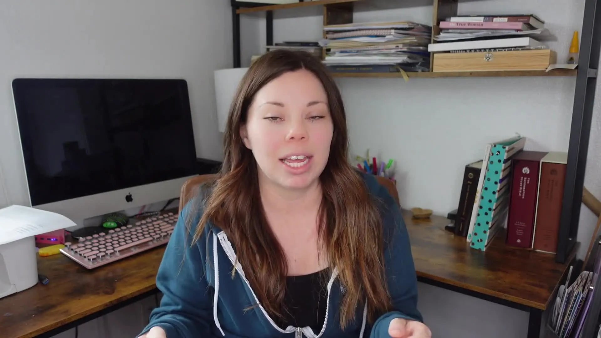 Speaker explaining different hat sizes like Flex Fit.