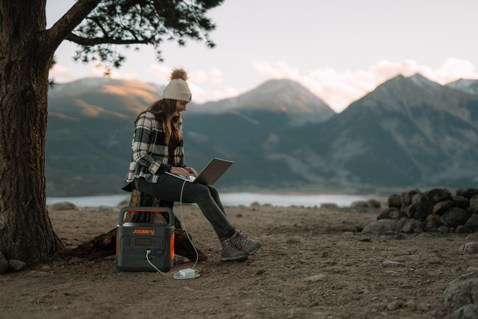 Best for Off-Grid Working - Jackery Solar Generator 1500 Pro