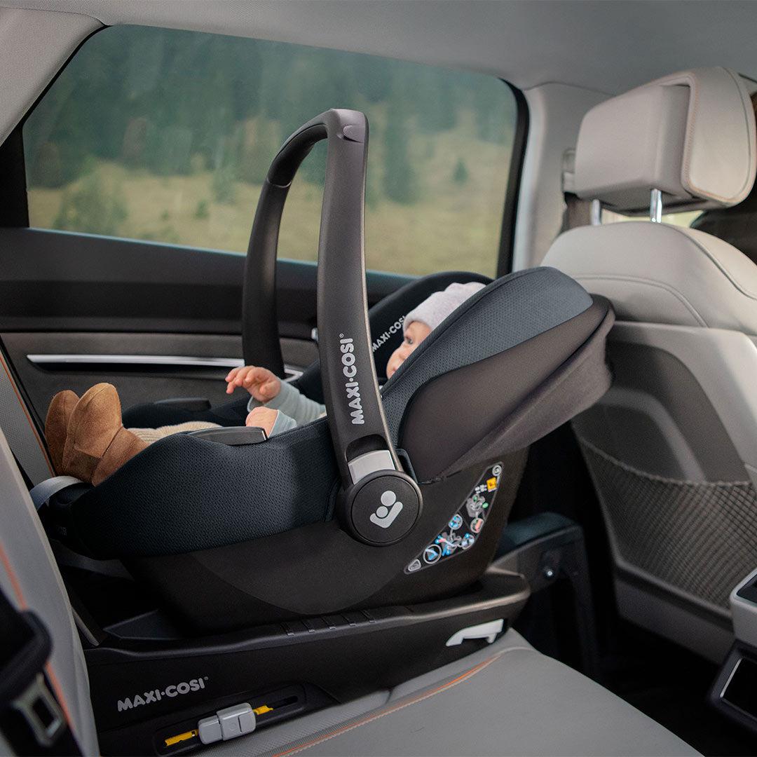 https://cdn.shopify.com/s/files/1/0690/1977/products/maxi-cosi-cabriofix-i-size-car-seat-base-essential-graphite-lifestyle.jpg?v=1699439706