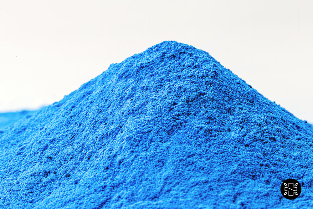 Una pequeña montaña de polvo azul de péptido de cobre.