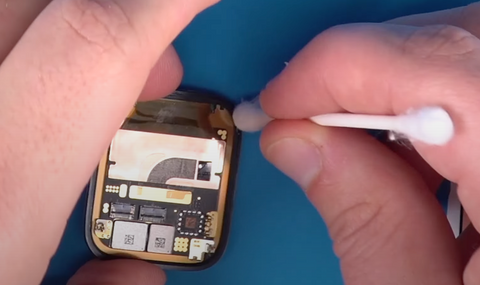 Cleaning the edge of the Series 7 Apple watch screen before reinstalling it