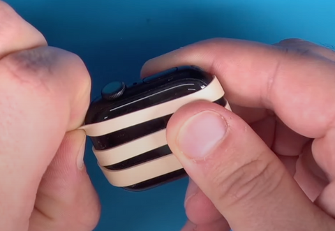 Wrapping a rubber band evenly around the screen of the Apple Watch Series 7