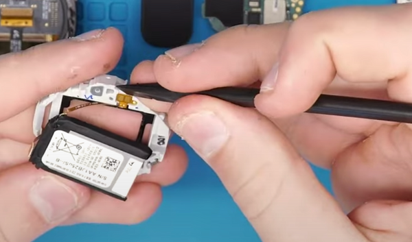 Lifting the battery contacts away from the housing